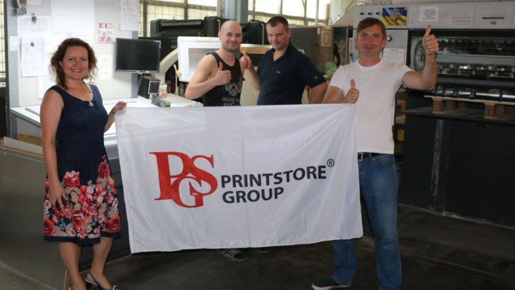 A equipa de gestão do Grupo PrintStore com uma das suas mais recentes prensas litográficas